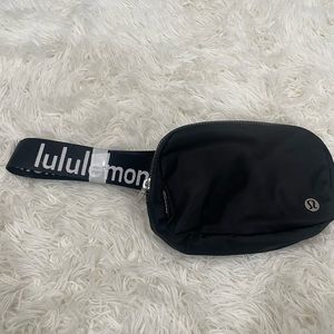 NWT lululemon everywhere belt bag wordmark